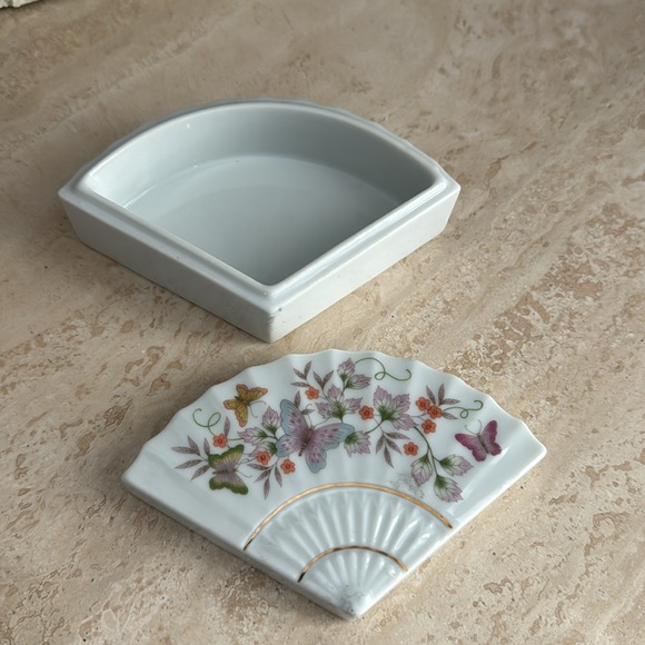 Beautiful Avon 1980 Vintage Porcelain Jewelry Box - Picture 3 of 8